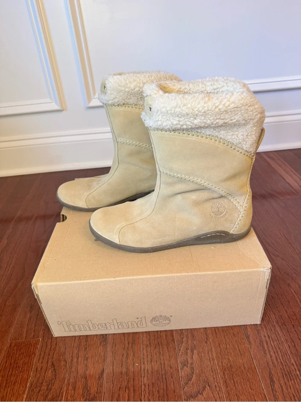 Women’s Timberland Shearling-Lined Suede Boots in Light Tan sz 9